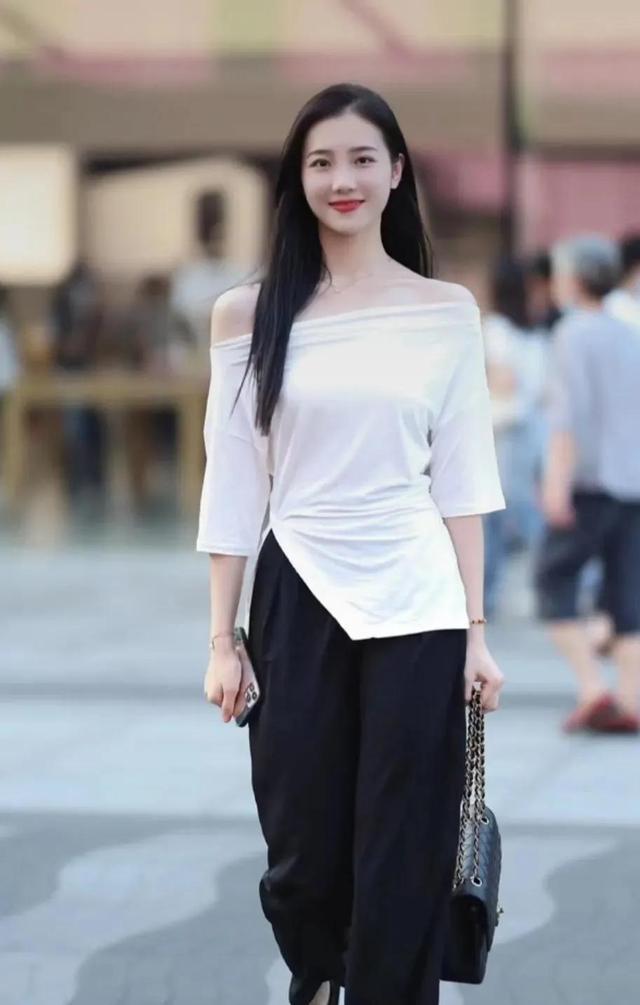 粉嫩美女小玉激情夏日写照_美女全裸一丝不挂艺术写照_美女写照