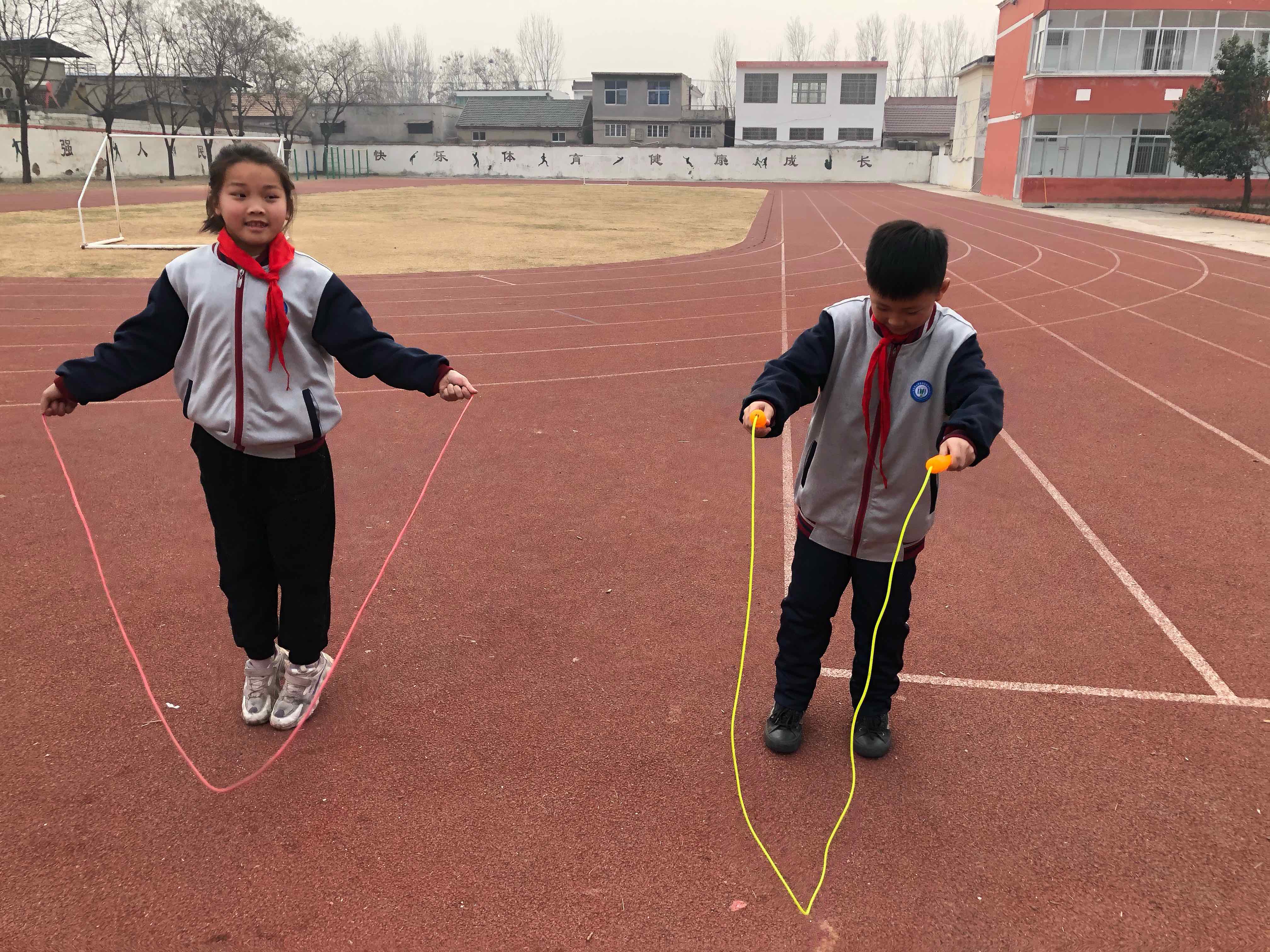 小学体育课游戏视频教学_小学体育课小游戏_小学体育体育课游戏