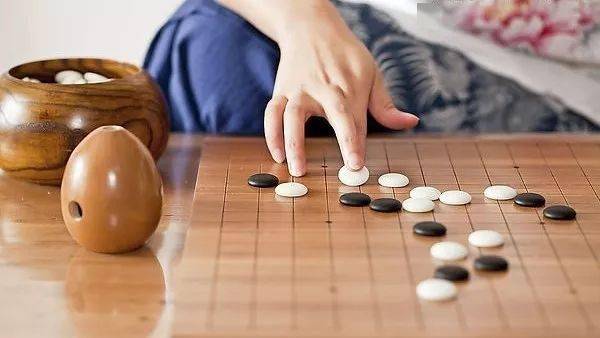 关于围棋的故事_互相打吃的围棋故事_双打吃围棋故事