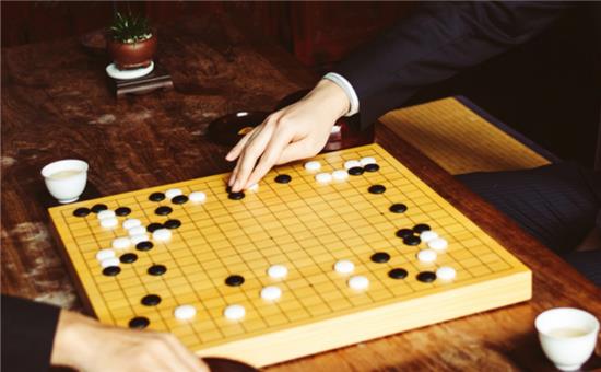 互相打吃的围棋故事_关于围棋的故事_双打吃围棋故事