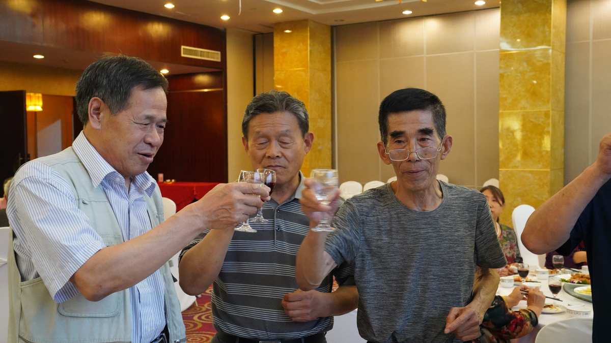 给领导敬酒敬酒词_敬酒客套话_敬酒