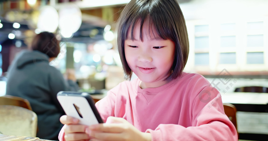 女孩子玩手机游戏_女生玩我的手机打游戏_女生玩打手机游戏的危害