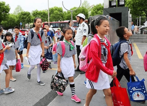 家长玩手机有什么坏处_家长玩手机对孩子的危害视频_女家长玩手机游戏视频