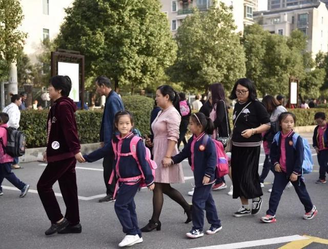 家长玩手机有什么坏处_家长玩手机对孩子的危害视频_女家长玩手机游戏视频